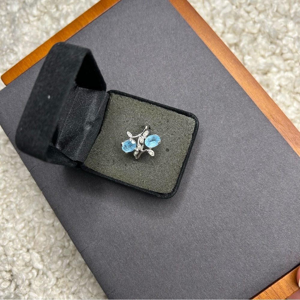 Elegant Silver and‎ Blue Gemstone Ring